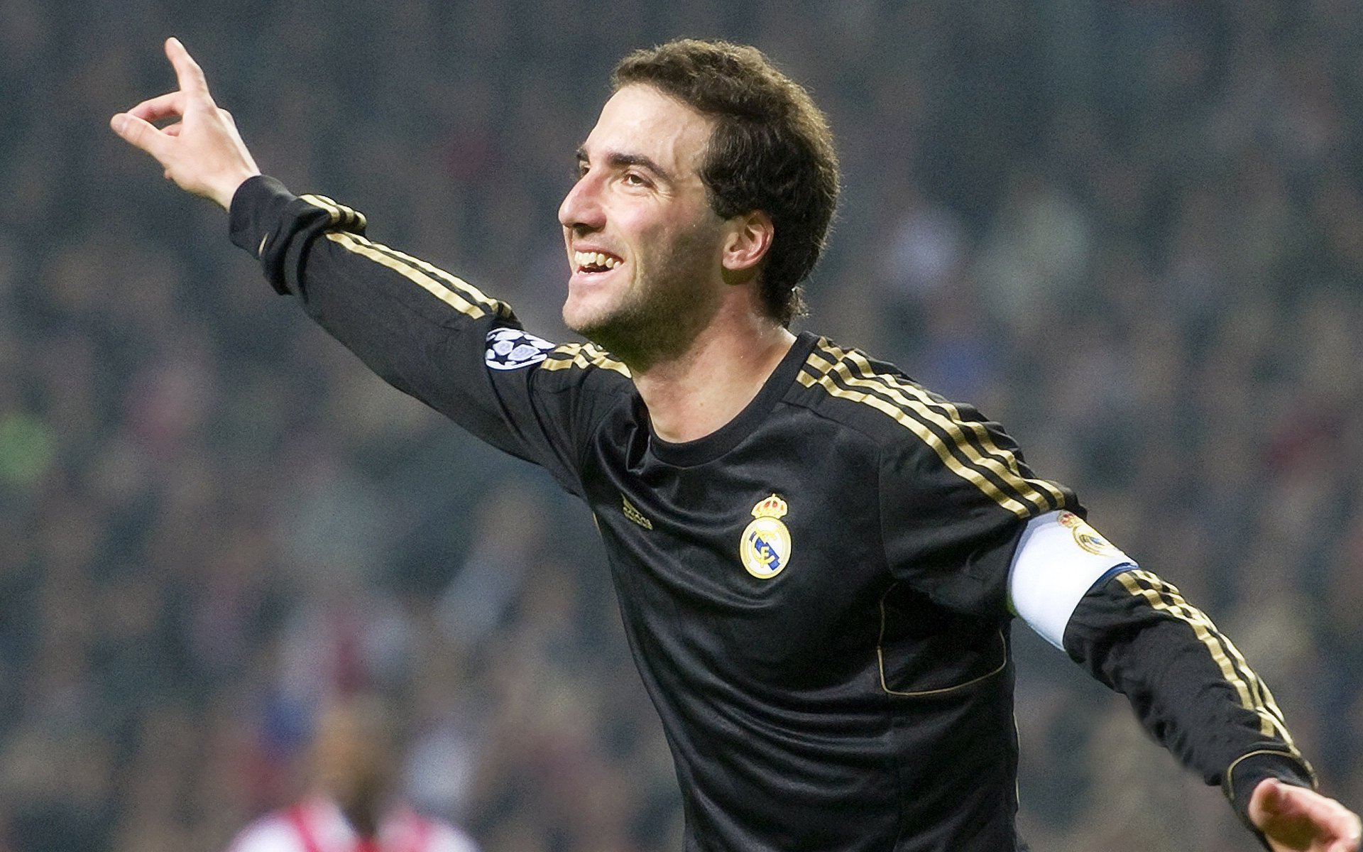 开云下载-_夜色彩跑：在灯光中点亮运动热情_，色彩夜景